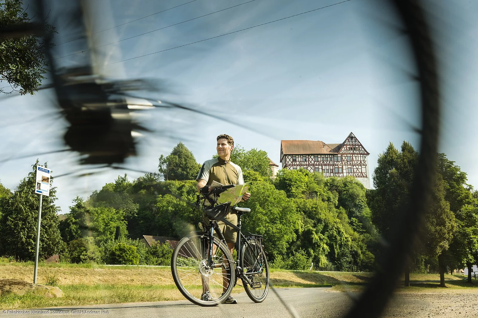 Radfahren am Main vor Schloss Homburg