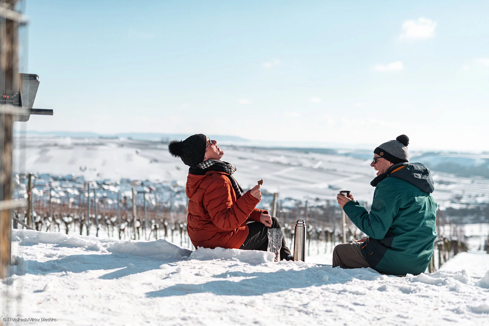 Wanderpause in den winterlichen Weinbergen an der Volkacher Mainschleife