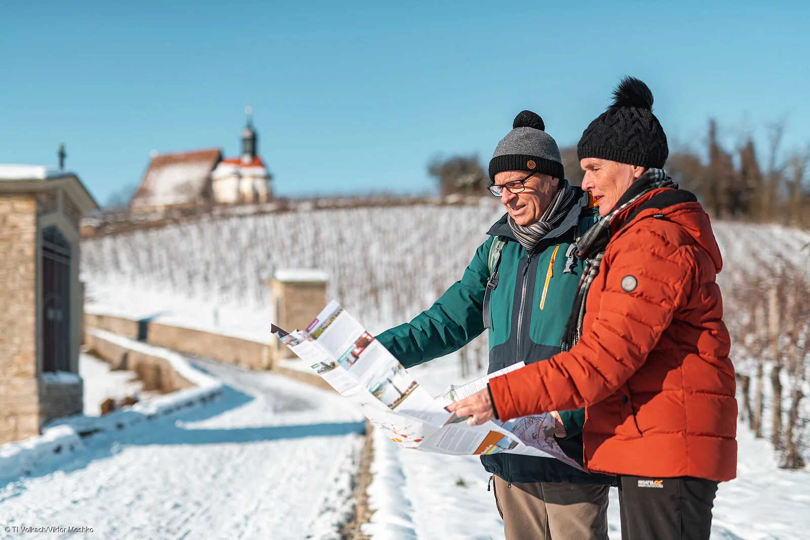 Wandern in den winterlichen Weinbergen an der Volkacher Mainschleife