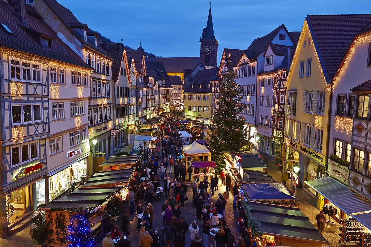 Weihnachtsmarkt auf dem Marktplatz Foto Peter Frischmuth - argus