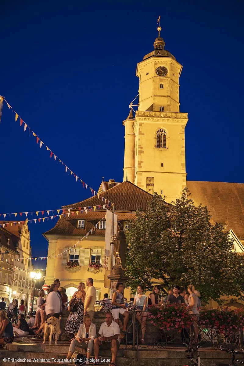 Brunnenschoppen am Abend in Volkach