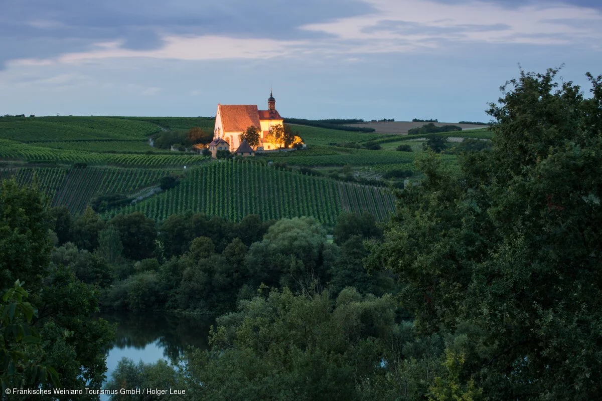 Maria im Weingarten im Abendlicht